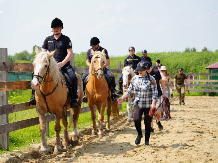 Волинські піротехніки відновлювалися іпотерапією. ФОТО