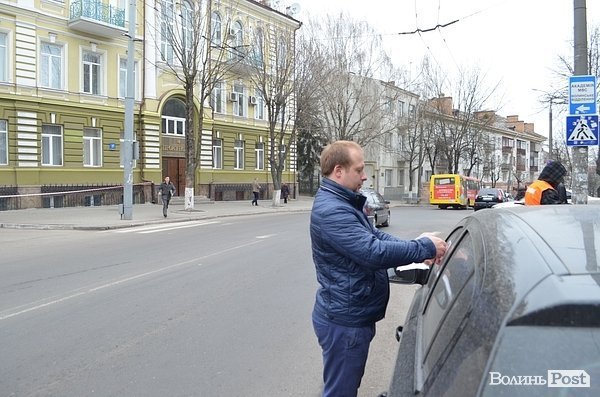 У Луцьку «Автомайдан» вчив водіїв паркуватися. ФОТО