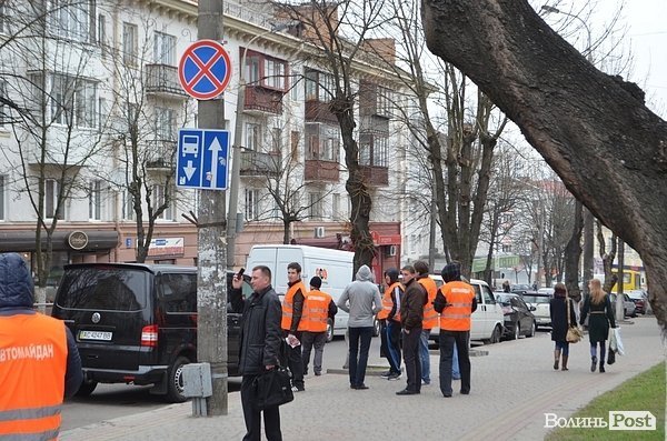 У Луцьку «Автомайдан» вчив водіїв паркуватися. ФОТО