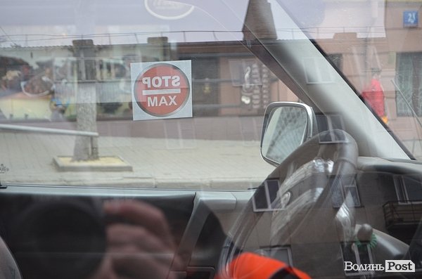 У Луцьку «Автомайдан» вчив водіїв паркуватися. ФОТО