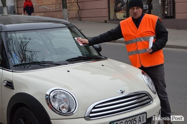 У Луцьку «Автомайдан» вчив водіїв паркуватися. ФОТО