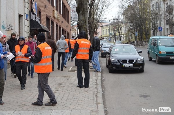 У Луцьку «Автомайдан» вчив водіїв паркуватися. ФОТО