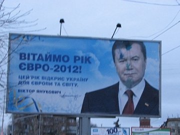 На Волині затримали дідуся, який розмальовував біл-борди з Януковичем