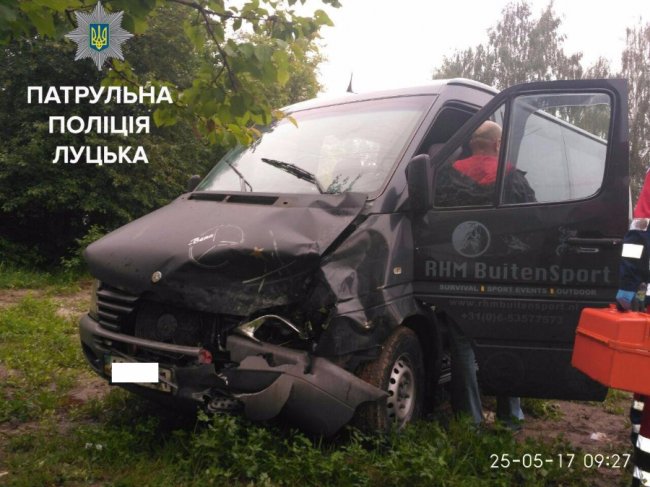 Лобова аварія в Луцьку: водій вилетів з авто 