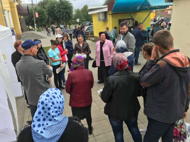 Спілкування з виборцями біля агітнамету у Камені-Каширському