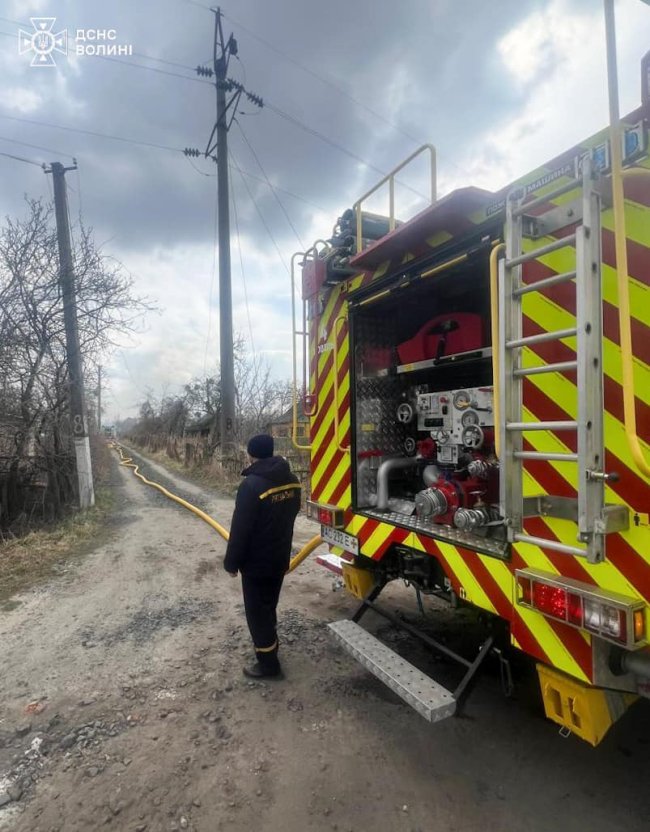 На Волині через пожежу сухої трави загорілася дача. ФОТО