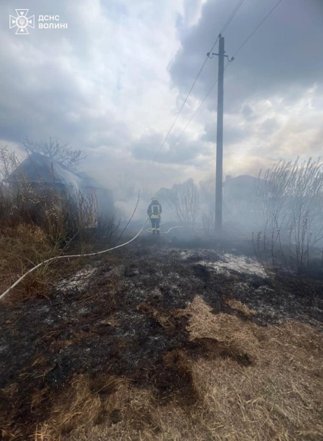 На Волині через пожежу сухої трави загорілася дача. ФОТО
