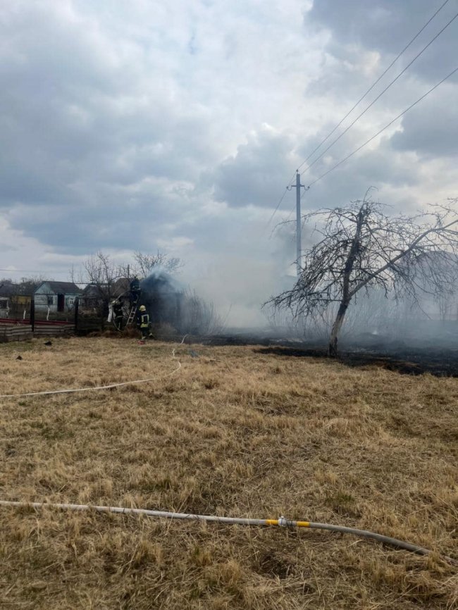 На Волині через пожежу сухої трави загорілася дача. ФОТО