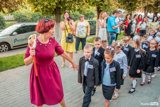 Квіти, вітання та усміхнені першачки: у луцькій школі №9 пролунав перший дзвоник. ФОТО