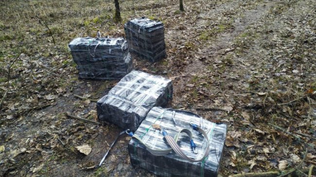 На Волині затримали двох чоловіків із повними сумками контрабандних цигарок. ФОТО