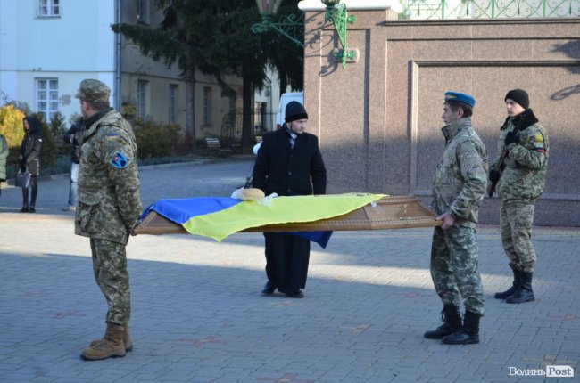 Загинув у день народження: Луцьк попрощався з воїном Віктором Лахаєм. ФОТОРЕПОРТАЖ