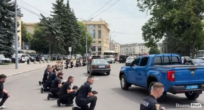 На Волині поліцейські навколішки прощалися із загиблим на війні колегою Віктором Масюком