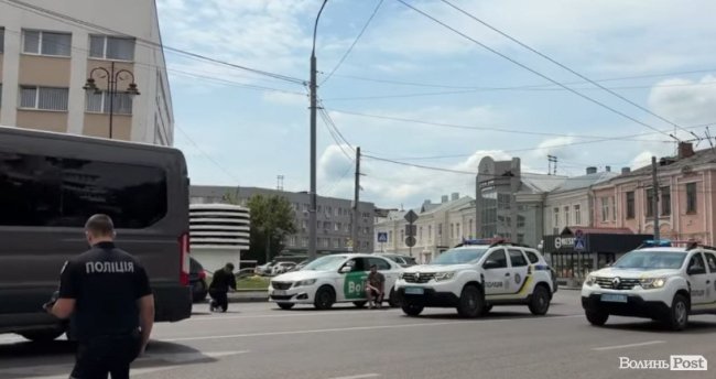 На Волині поліцейські навколішки прощалися із загиблим на війні колегою Віктором Масюком