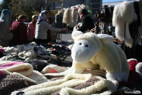 У Луцьку  роздавали борщ під наглядом охорони. ФОТО