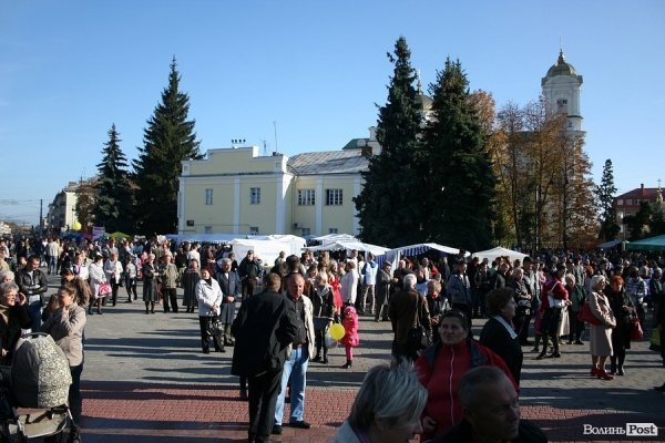 У Луцьку  роздавали борщ під наглядом охорони. ФОТО