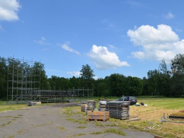 У Луцьку для Винника вже облаштовують сцену на іподромі. ФОТО