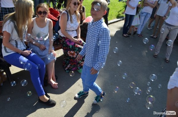 У Луцьку стартував фестиваль мильних бульбашок. ФОТО