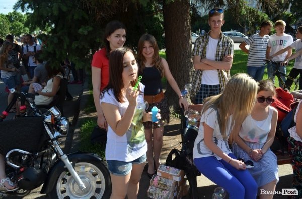 У Луцьку стартував фестиваль мильних бульбашок. ФОТО