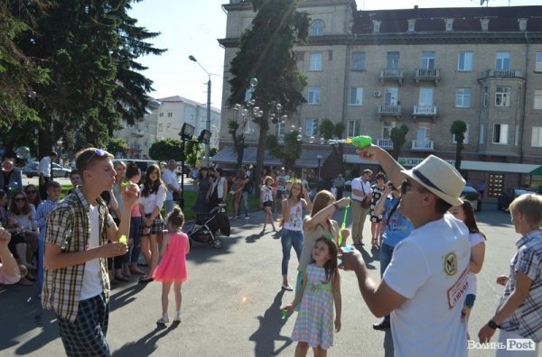 У Луцьку стартував фестиваль мильних бульбашок. ФОТО