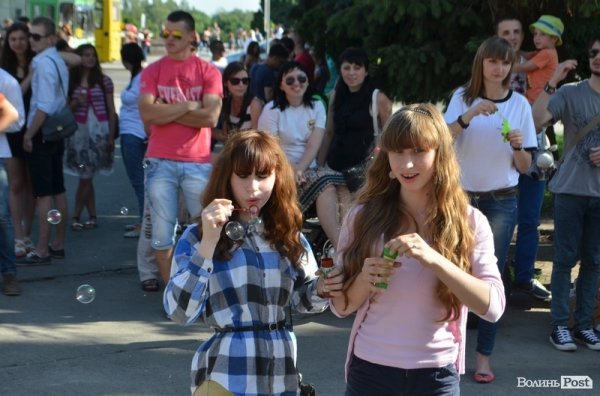 У Луцьку стартував фестиваль мильних бульбашок. ФОТО