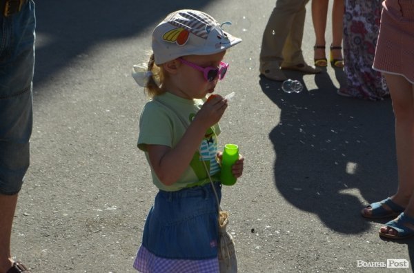 У Луцьку стартував фестиваль мильних бульбашок. ФОТО