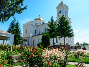 Літні пахощі: головний собор Луцька тоне в трояндах. ФОТОРЕПОРТАЖ
