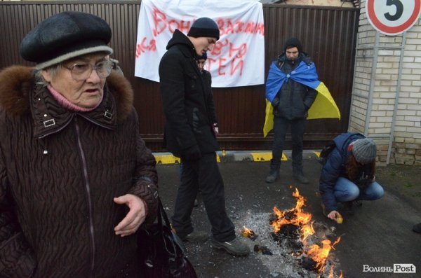 У Луцьку спалили «труну Партії регіонів». ФОТО. ВІДЕО
