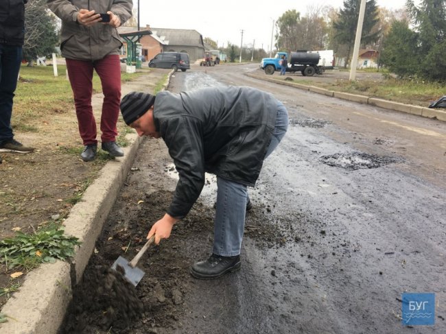 Новий асфальт знімається руками: волиняни бунтують проти браку