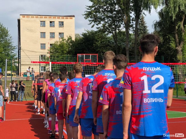 Поблизу центрального парку Луцька відкрили мультифункціональний спортмайданчик. ФОТО 