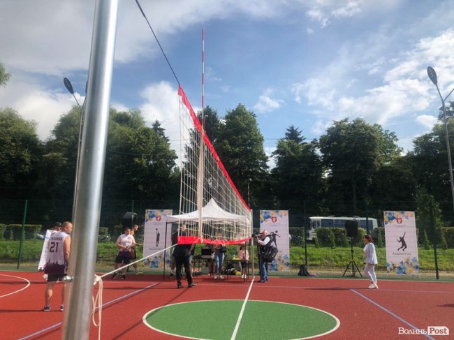 Поблизу центрального парку Луцька відкрили мультифункціональний спортмайданчик. ФОТО 