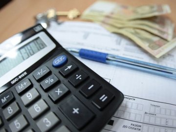 Стіни цвітуть: мешканці луцької багатоповерхівки скаржаться на неякісне опалення. ВІДЕО