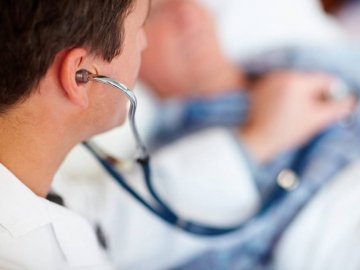 Повідомили про стан чоловіка, який випав з мосту у Луцьку