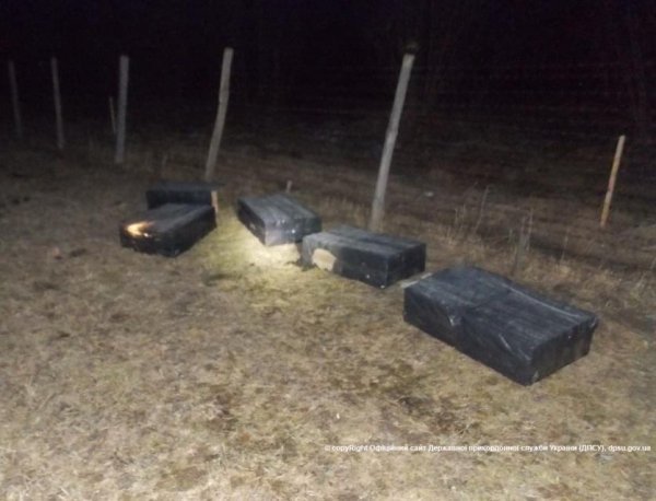 На кордоні намагалися спалити дві тисячі пачок контрабандних сигарет. ФОТО