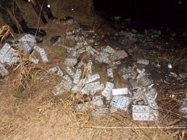 На кордоні намагалися спалити дві тисячі пачок контрабандних сигарет. ФОТО