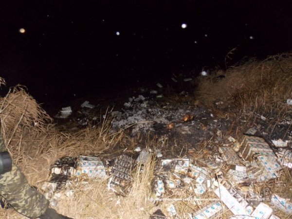 На кордоні намагалися спалити дві тисячі пачок контрабандних сигарет. ФОТО