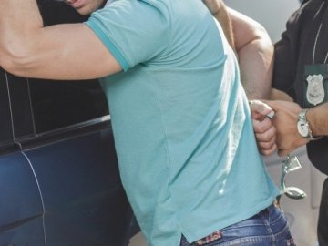 П'яний українець втік з карантину у Польщі і влаштував «дикі танці» на капотах чужих авто