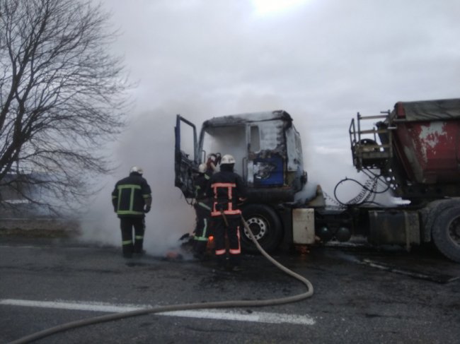 На волинській трасі загорілась вантажівка: кабіна згоріла вщент. ФОТО