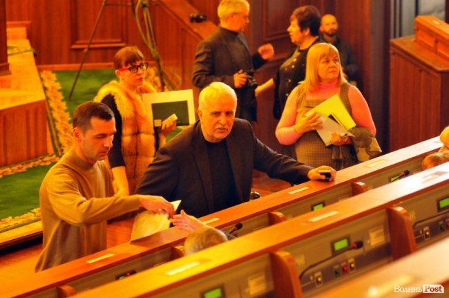 Олександр Ляшко і Святослав Кравчук спілкуються з депутатами