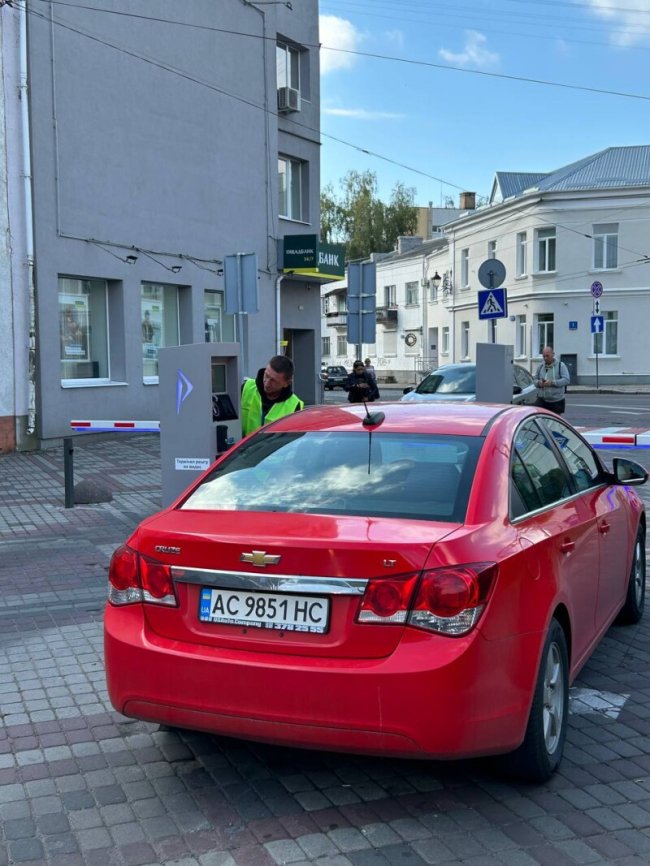 У центрі Луцька запрацювала платна парковка. ФОТО