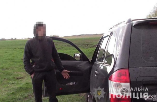 У Любомльському районі поліцейські провели обшуки: вилучили амфетамін і зброю