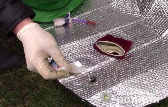 У Любомльському районі поліцейські провели обшуки: вилучили амфетамін і зброю