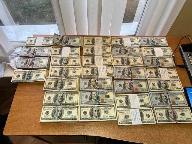 Через Волинь чоловік намагався вивезти за кордон 320 тисяч доларів. ФОТО