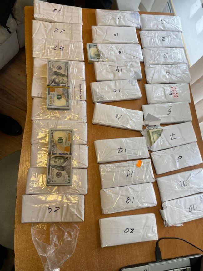 Через Волинь чоловік намагався вивезти за кордон 320 тисяч доларів. ФОТО