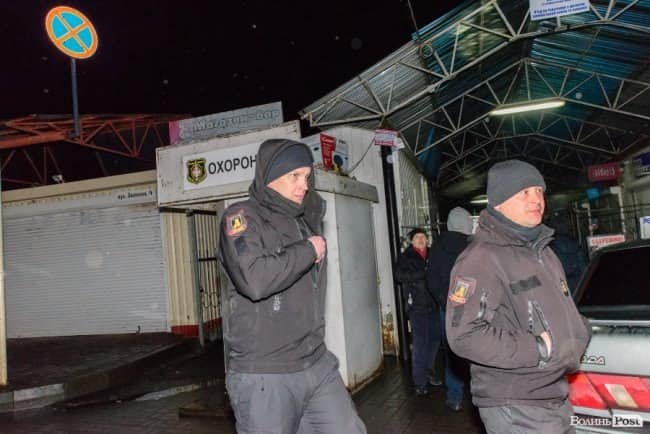 Муніципали спростовують інформацію, що під час знесення Старого ринку були у балаклавах