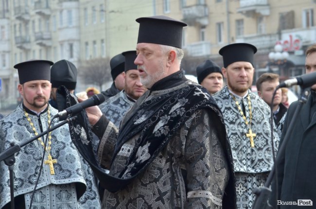 У Луцьку поклали квіти до пам’ятника Шевченку. ФОТО