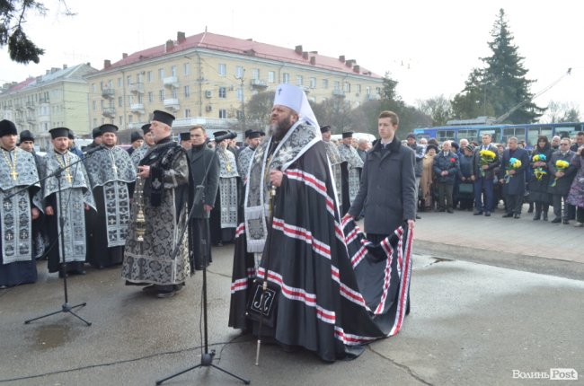 У Луцьку поклали квіти до пам’ятника Шевченку. ФОТО