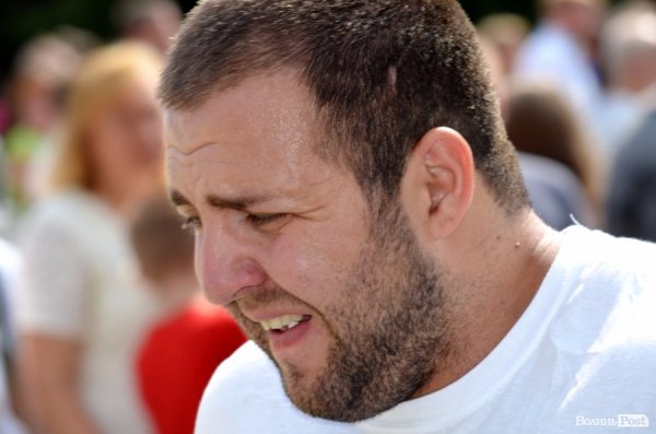 Богатирі протягнули фуру через вулицю Луцька. ФОТО. ОНОВЛЕНО