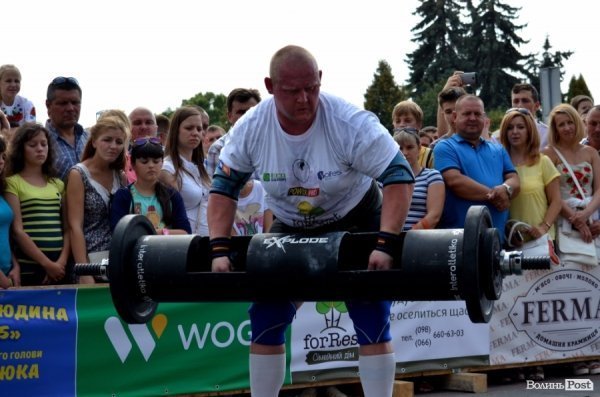 Богатирі протягнули фуру через вулицю Луцька. ФОТО. ОНОВЛЕНО