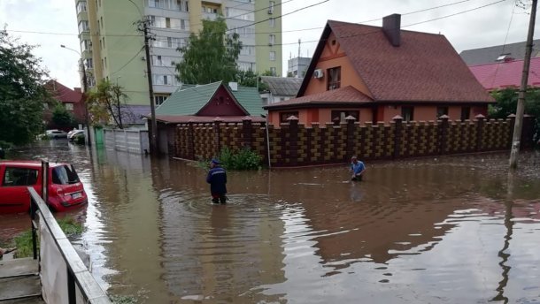 Злива затопила Рівне. ФОТО, ВІДЕО 