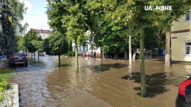 Злива затопила Рівне. ФОТО, ВІДЕО 